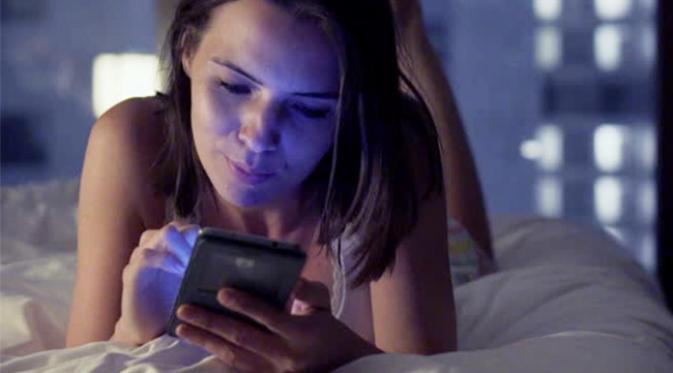 Banyak orang yang kecanduan smartphone, bahkan ketika sebelum tidur pun sempat mengecek smartphone.