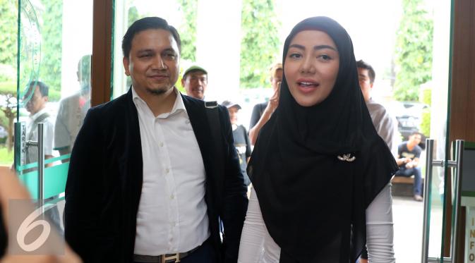 Bella Shofie menjalankan sidang cerai perdananya dari Suryono di Pengadilan Agama Jakarta Selatan, Rabu (23/3/2016). [Foto: Herman Zakharia/Liputan6.com]