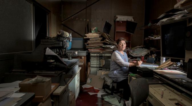 Pengungsi Fukushima berpose di tempat biasa beraktivitas sebelum tragedi nahas terjadi 5 tahun silam. (Carlos Ayesta & Guillaume)