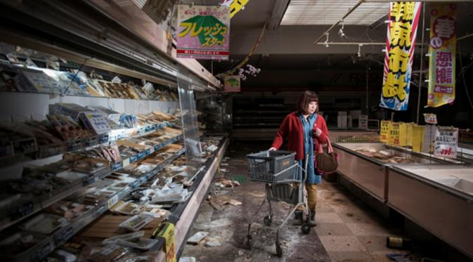 Pengungsi Fukushima berpose di tempat biasa beraktivitas sebelum tragedi nahas terjadi 5 tahun silam. (Carlos Ayesta & Guillaume)