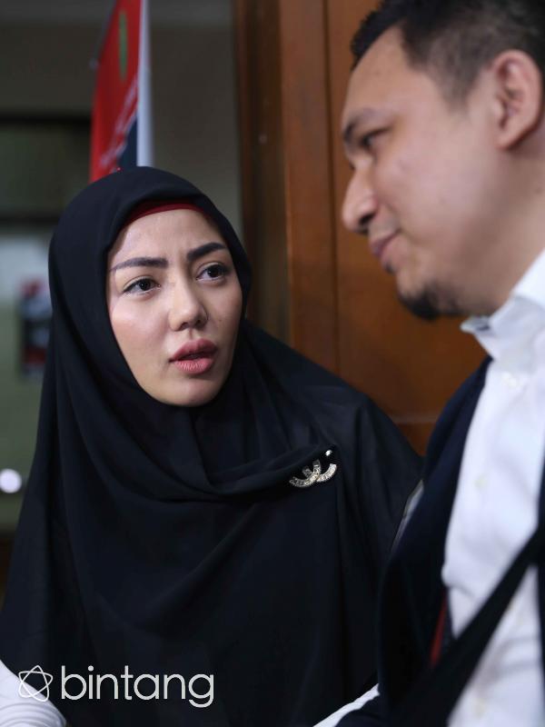 Bella Shofie mengaku kecewa dalam sidang perdananya. Beberapa jam menunggu dan sempat diskorsing satu kali, tapi pihak suami tidak ada yang datang. (Nurwahyunan/Bintang.com)