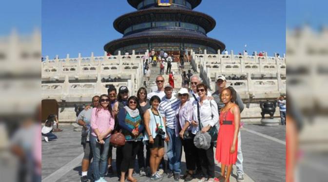 Seve Gats bersama sekelompok turis di depan sebuah kuil di China. (dailymail)