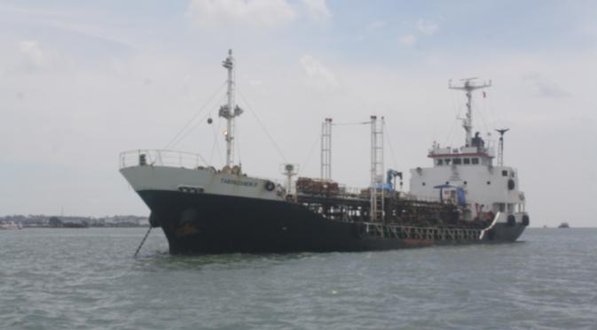 Kapal tanker itu mengangkut 1.115 kiloliter minyak mentah dengan perkiraan nilai barang sekitar Rp 4 miliar.