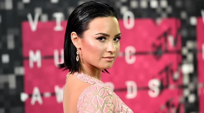 Demi Lovato mengatakan, dia bukan menertawakan ucapan ibunya tentang virus Zika.