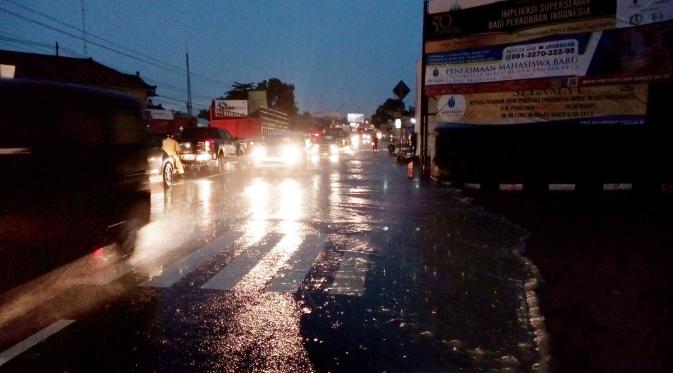 Banjir menggenangi Jalan Wates, Yogyakarta, sejauh satu kilometer. (Liputan6.com/Fathi Mahmud) 