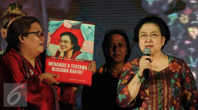 Ketua Umum PDIP, Megawati Soekarnoputri (kanan) memberikan keterangan saat peluncuran buku Megawati Dalam Catatan Wartawan, Jakarta, Rabu (23/3/2016). Buku tersebut merupakan catatan jurnalis yang pernah meliput Megawati. (Liputan6.com/Helmi Fithriansyah)