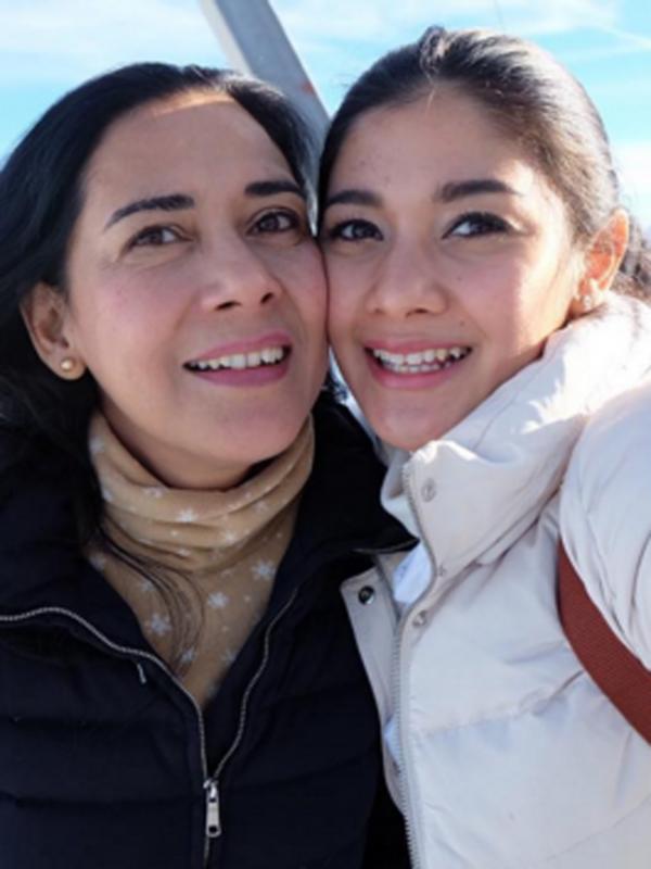 Naysilla Mirdad dan sang ibunda, Lydia Kandau saat berlibur ke Switzerland. 'My Angel Love Mama', tulis Naysilla pada salah satu caption foto instagramnya. (viainstagram@naymirdad/Bintang.com)