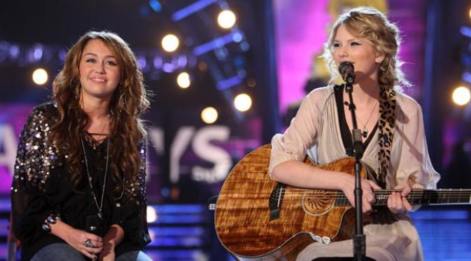 Miley Cyrus dan Taylor Swift saat sedang bernyanyi untuk Hannah Montana pada 2009.