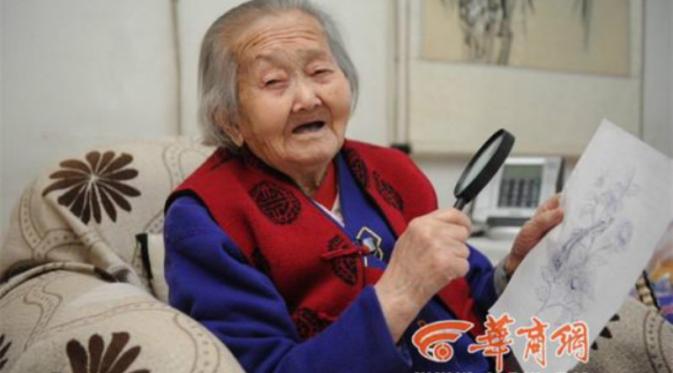 Nenek berusia 100 tahun mampu melukis dengan indah. Sumber: HSW