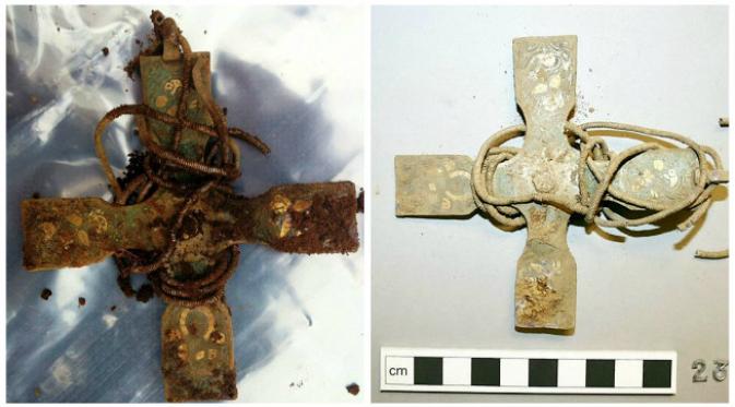 Salib perak dalam guci harta karun bangsa Viking yang ditemukan di Galloway, Skotlandia. Usia guci diperkirakan sekitar 1000 tahun. (Sumber Derek McLennan dan SWNS)