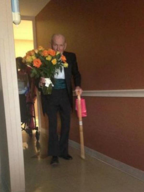 Kakek ini berdandan khusus dengan tuksedo ke rumah sakit demi merayakan ulangtahun pernikahan dengan istri yang sedang sakit