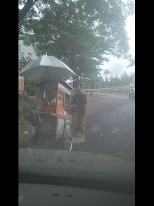 Abang bakso ibadah salat di samping gerobaknya bikin netizen haru | Via: istimewa