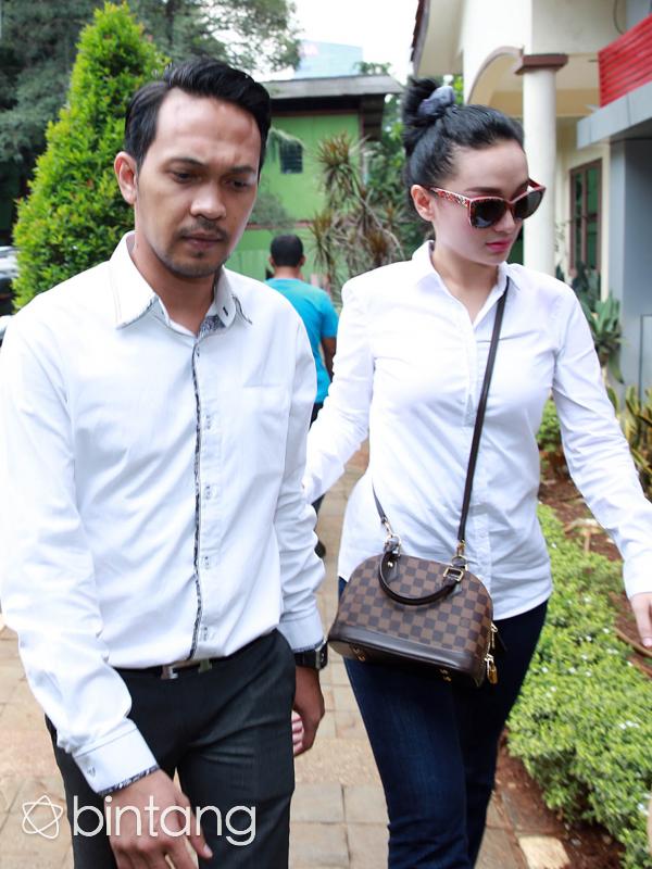 Zaskia Gotik dan Arief Fitriansah, tiba sekitar pukul 12 siang. Dengan baju senada warna putih dan bawahan warna gelap. (Deki Prayoga/Bintang.com)