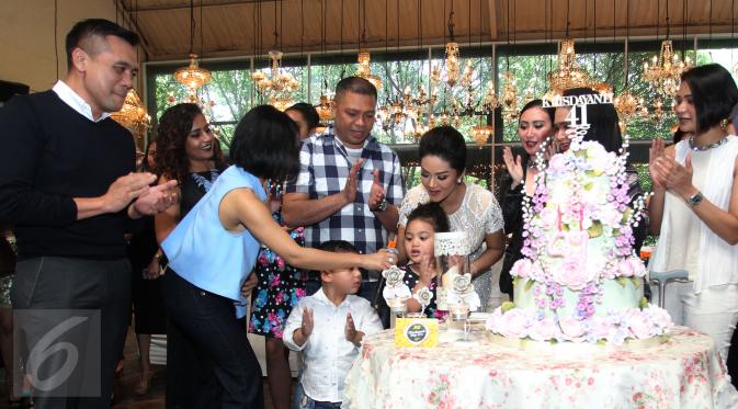 Penyanyi Krisdayanti bersama keluarga besarnya saat merayakan ulang tahunnya di kawasan SCBD, Jakarta, Kamis (24/03/2016). Krisdayanti merayakan ulang tahunnya yang ke 41 tahun pada 24 Maret. (Liputan6.com/Herman Zakharia)