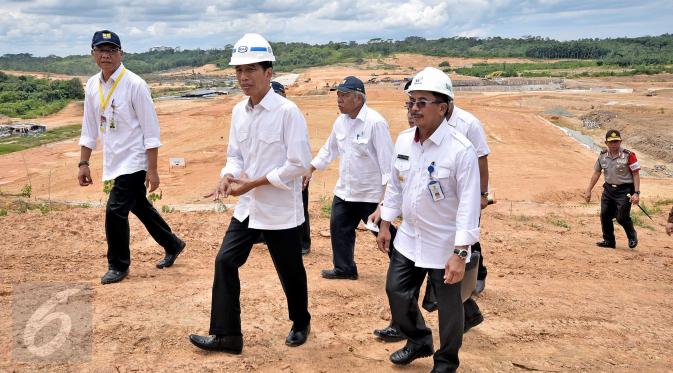 Presiden Jokowi (tengah) didampingi para menteri meninjau proyek pembangunan Jalan Tol Balikpapan-Samarinda di Desa Karangjoang, Kalimantan Timur, (24/3). Proyek sempat terhenti selama 5 tahun namun kini dilanjutkan kembali. (Setpres/ Agus Suparto)