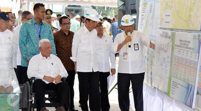 Presiden Jokowi saat mendengarkan keterangan terkait proyek pembangunan Jalan Tol Balikpapan-Samarinda, Kalimantan Timur, (24/3). Jalan tol ini akan dibangun sepanjang 99,2 kilometer dengan anggaran sebesar Rp 13,1 triliun. (Setpres/ Agus Suparto)