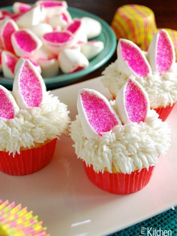 Easter Bunny Cupcakes (Cari resepnya di: mykitchenescapades.com)