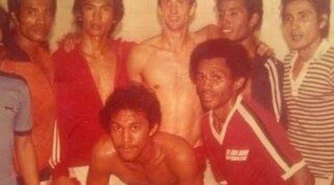 Ronny Pattinasarany, salah satu pilar Timnas Indonesia saat juara Pesta Sukan 1972 berfoto bareng Johan Cruyff yang tengah datang ke Jakarta. (Bola.com/Dok. Pribadi Rully Nerre)