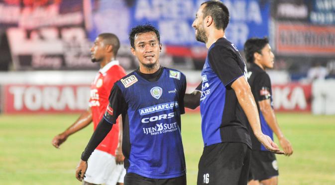 Pemain Arema Cronus, Sunarto menjadi pahlawan kemenangan atas Persija Jakarta dalam lanjutan grup A Torabika Bhayangkara Cup 2016 di Stadion I Wayan Dipta, Gianyar, Jumat (25/3/2016). (Bola.com/Iwan Setiawan)