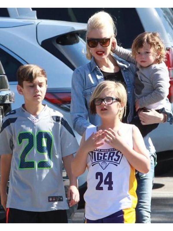 Gwen Stefani bersama ketiga anak lelakinya, (Aceshowbiz)
