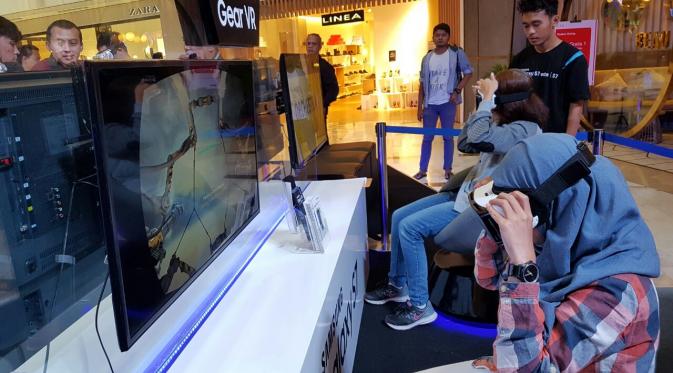 Konsumen mencoba pengalaman menggunakan perangkat Gear VR di Consumer Launch Samsung Galaxy S7 dan S7 Edge.