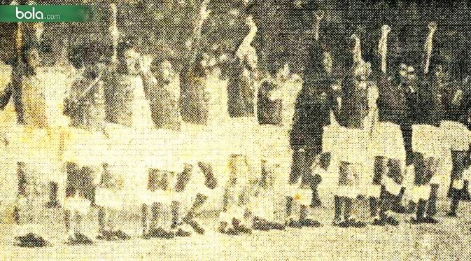 Tim nasional Indonesia saat meraih gelar juara Merdeka Games 1961 dengan kapten Tan Liong Houw. (Bola.com/Dokumentasi Merdeka)