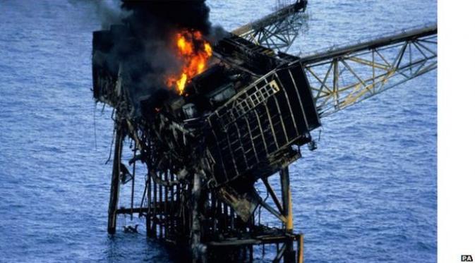 Kilang minyak tengah laut runtuh (BBC)