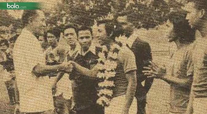 Suasana perpisahan Iswadi Idris, sebelum dirinya pindah ke Australia pada tahun 1973. (Bola.com/Dokumentasi Merdeka)