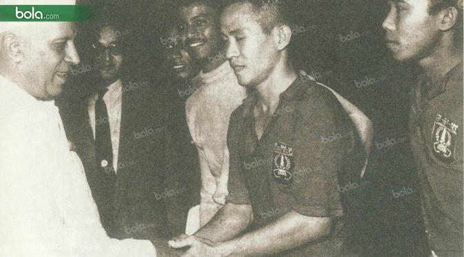 Pemain Persija Jakarta, Tan Liong Houw, bersalaman dengan Perdana Menteri India, Jawaharlal Nehru. (Bola.com/Persija.co.id)