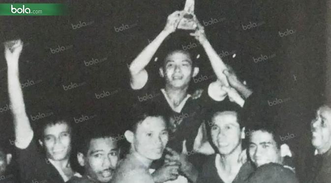 Pemain Tim Nasional Indonesia, Tan Liong Houw, digendong rekan-rekannya saat mengangkat piala usai meraih gelar Merdeka Games 1961. (Bola.com/Buku PSSI)