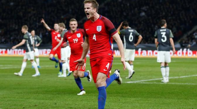 Pemain tim nasional Inggris, Eric Dier, mencetak gol ke gawang Jerman pada laga persahabatan di Olympiastadion, Berlin, Sabtu (27/3/2016). (Reuters/Carl Recine)