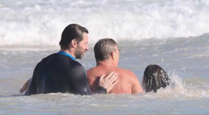 Hugh Jackman ketika menyelamatkan turis dari ombak yang tiba-tiba membesar (Foto: Twitter HughJackMania Club).