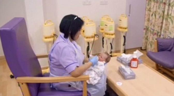 Setelah dilahirkan, bayi ditempatkan di ruangan khusus sehingga ibunya dapat beristirahat dengan tenang  (Foto: BBC/Plum Pictures/Hal Shinne).
