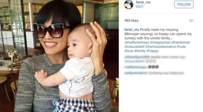 Ibunda Cinta Laura berpose dengan bayi menggemaskan. (Instagram)