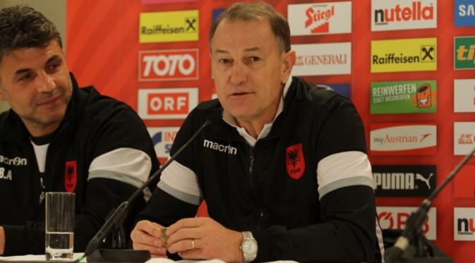 Pelatih Timnas Albania, Gianni De Biasi (tengah), memuji dukungan publik Albania pada laga uji coba melawan Austria, Minggu dini hari WIB. (Bola.com/Reza Khomaini)