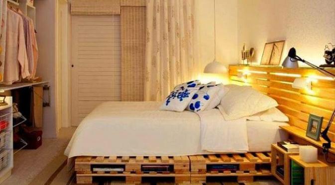 Tempat tidur yang terbuat dari palet kayu bekas