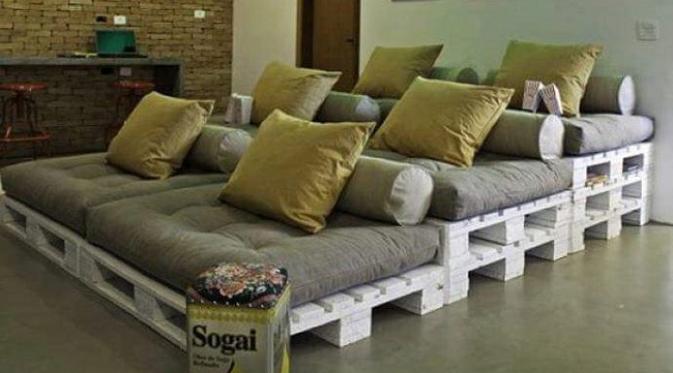 Sofa yang terbuat dari palet kayu bekas untuk nonton bioskop 