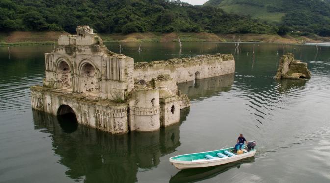 Karena ketinggian air, sekarang turis hanya mengelilingi puing gereja dengan perahu kecil. (japantimes.co.jp)