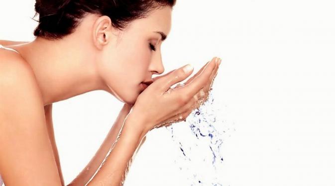 Terlalu sering mencuci wajah juga bisa menyebabkan kulit berminyak