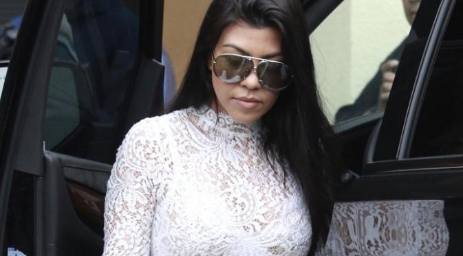 Kourtney Kardashian saat akan menghadiri acara keagamaan 