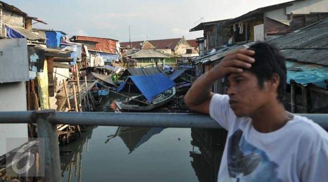 Salah seorang warga Kampung Akuarium di Penjaringan, Jakarta Utara. Warga kampung ini hidup bersisian dengan air laut yang terus bergerak naik. (Liputan6.com/Gempur M. Surya)