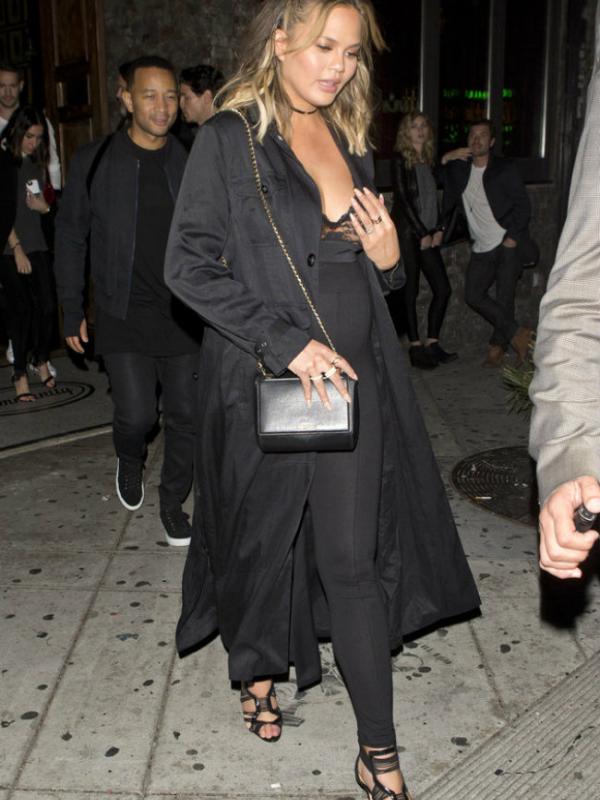Sedang hamil, Chrissy Teigen percaya diri hadiri pesta ulang tahun Lady Gaga dengan gaya ini. Foto: Huffingtonpost.
