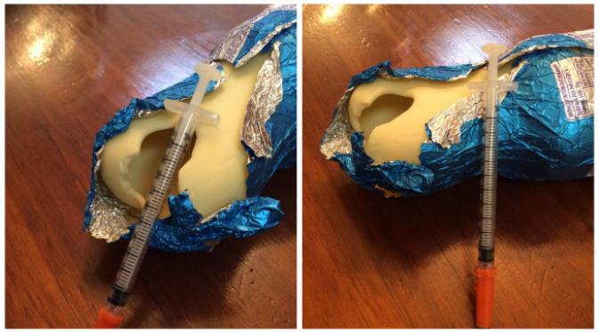 Sebuah jajanan cokelat Paskah di Melbourne ditengarai berisi sebatang jarum suntik. (Sumber akun Peter Oakley via Facebook)