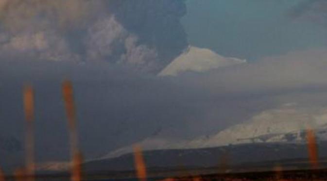 Gunung api Pavlof tercatat telah meletus 40 kali, dan merupakan gunung api paling aktif kedua di Alaska. (dailymail/Alaska Volcano Observatory )