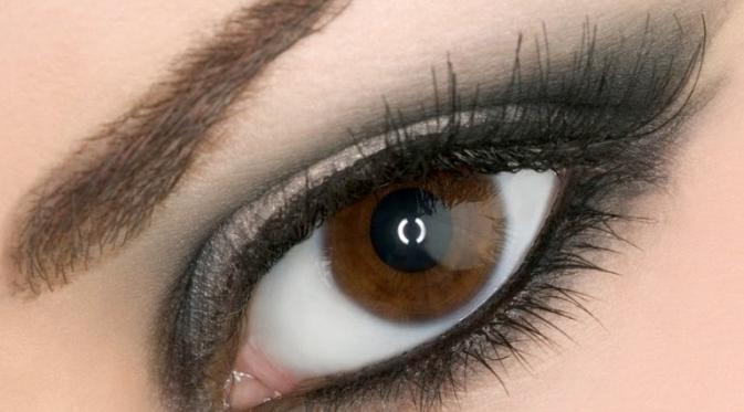 Menggunakan eye shadow 'smoke eye' untuk mata terlihat lebih besar. (via: pixhdawesom.com)