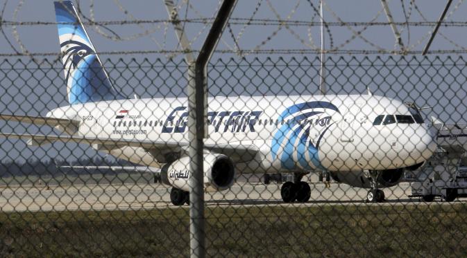 Sebelumnya, pesawat milik maskapai Mesir, EgyptAir juga pernah dibajak. (REUTERS/Yiannis Kourtoglou)