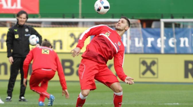 Bek tengah Austria, Aleksandar Dragovic, harus bekerja ekstra keras mengawal pergerakan Arda Turan dkk pada laga uji coba nanti. (Bola.com/Reza Khomaini)