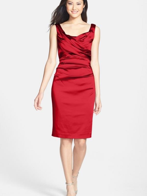 Dinner dengan dress merah membuat kamu nampak manis dan menggoda. (jesselynch.com)
