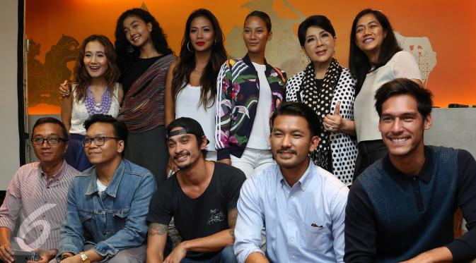 Sejumlah pemain film Ini Kisah Tiga Dara  saat syukuran di Jakarta, Selasa (29/3/2016) (Liputan6.com/Herman Zakharia)