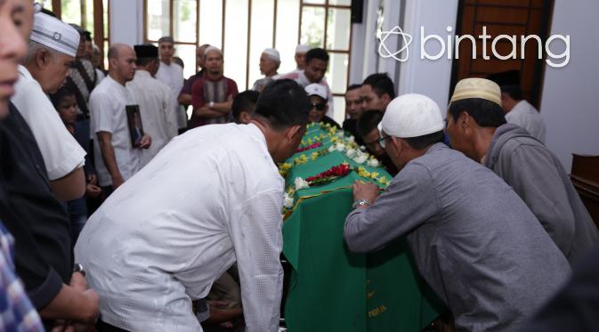 Jenazah ayah Ariel Noah saat akan di sholatkan di Masjid Jami Al-Huda. (Adrian Putra/Bintang.com)